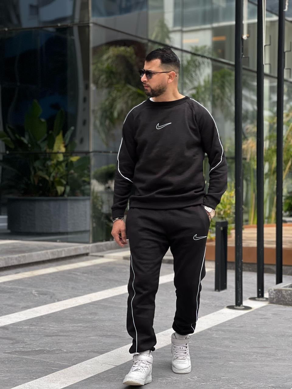طقم رياضي رجالي مميز بتصميم عصري (Sweatshirt & Jogger Set)